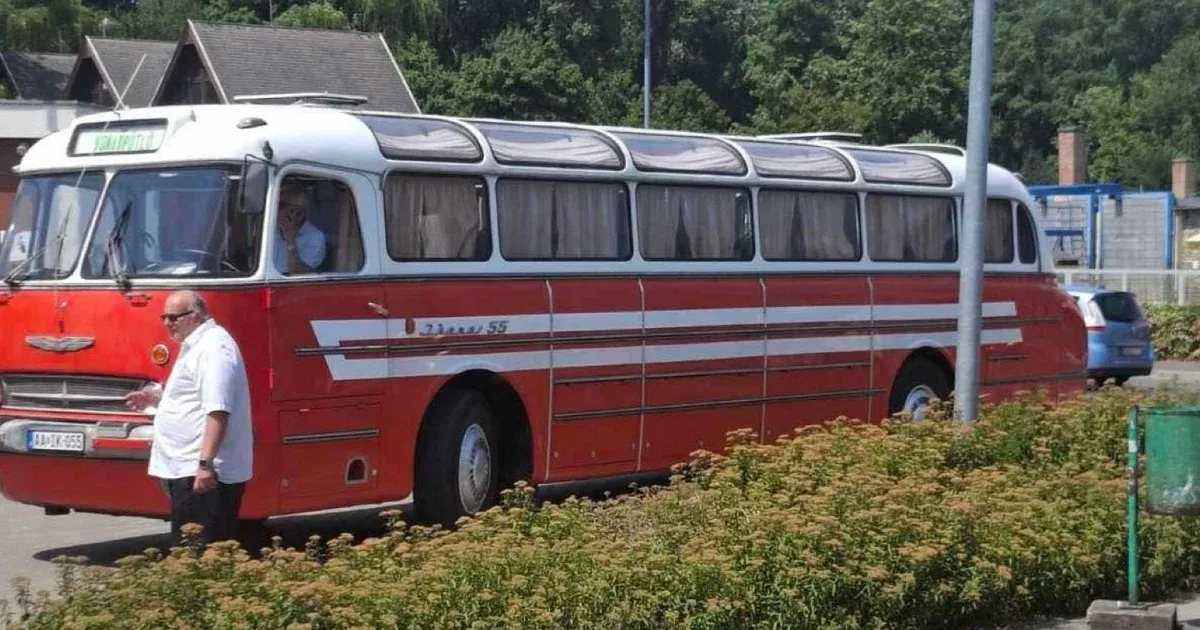 Retró Ikarus busszal is lehetett utazni a késő vonatok helyett a Balatonnál
