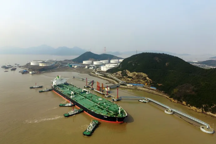 Iránból importált nyersolajat szállító tanker dokkol a kelet-kínai Csousan kikötőjében – Fotó: Yao Feng / Imaginechina / AFP