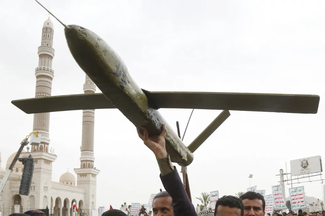 Jelentős légicsapásokat mért húszi célpontokra az izraeli légierő