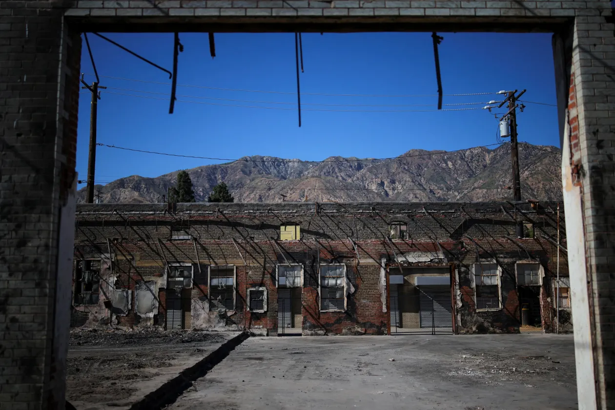 Kiégett üzletsor Altadenában 2025. június 29-én. // "Altadena nem eladó" tábla Terry Kilgore telkén – Fotó: Daniel Cole / Reuters