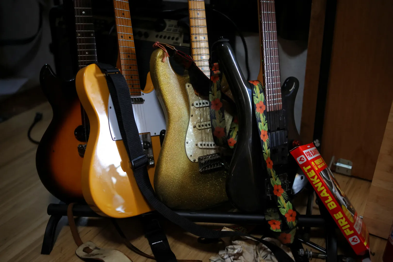 Kilgore megmentett gitárjai – Fotó: Daniel Cole / Reuters