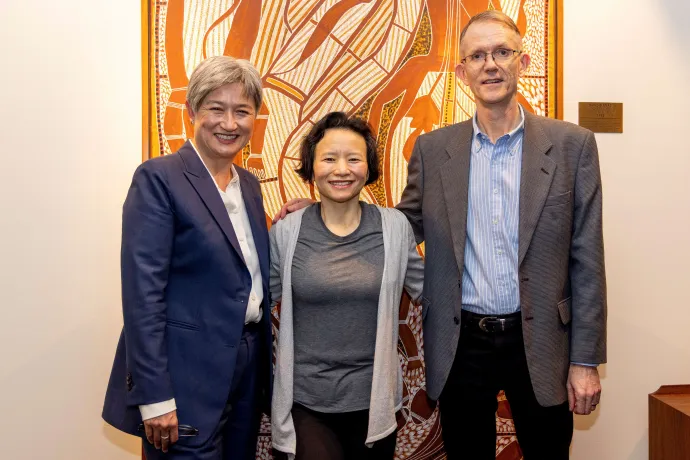 Penny Wong ausztrál külügyminiszter (b) és Graham Fletcher, Ausztrália pekingi nagykövete (jobbra) Cheng Lei-jel a melbourne-i repülőtéren, 2023. október 11-én, miután az újságírót szabadon engedték – Fotó: Sarah Hodges