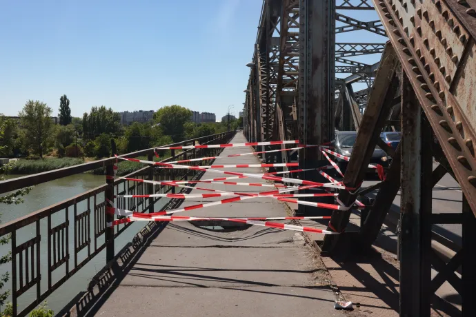 A beszakadt járófelület – Fotó: Hevesi-Szabó Lujza / Telex