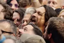 Jason Momoa bemászott a közönségbe, és Panterára pogózott a Black Sabbath búcsúfesztiválján