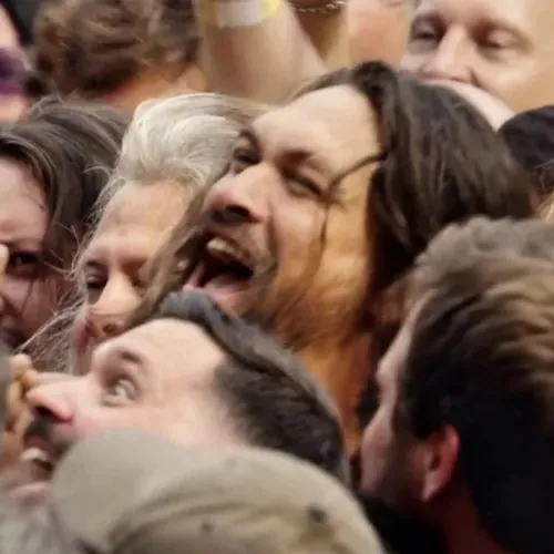 Jason Momoa bemászott a közönségbe, és Panterára pogózott a Black Sabbath búcsúfesztiválján