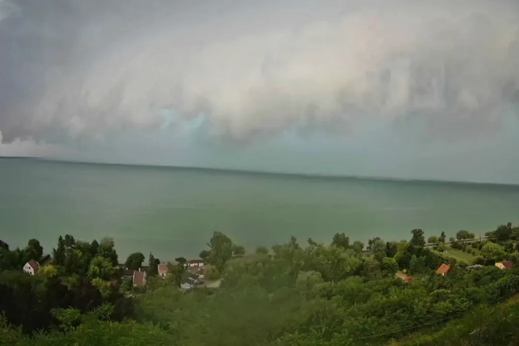 Brutális lehűléssel, 130 km/órás szélviharral rúgta be az ajtót a hidegfront, a Balatonnál megszűnt a vonatközlekedés, késnek a repülők is – Forrás: Telex.hu
