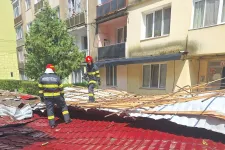 Tetőket sodort le, fákat döntött ki az erős szél több erdélyi településen