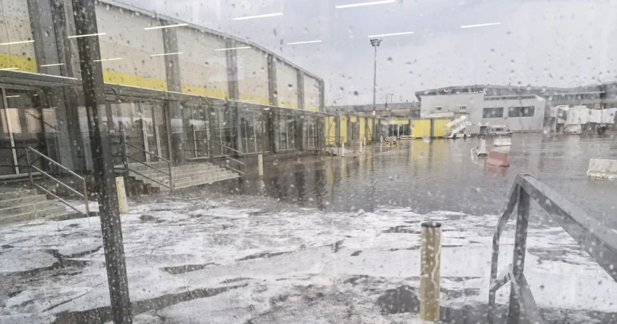 Lezárták a budapesti repülőteret, több érkező járatot átirányítottak