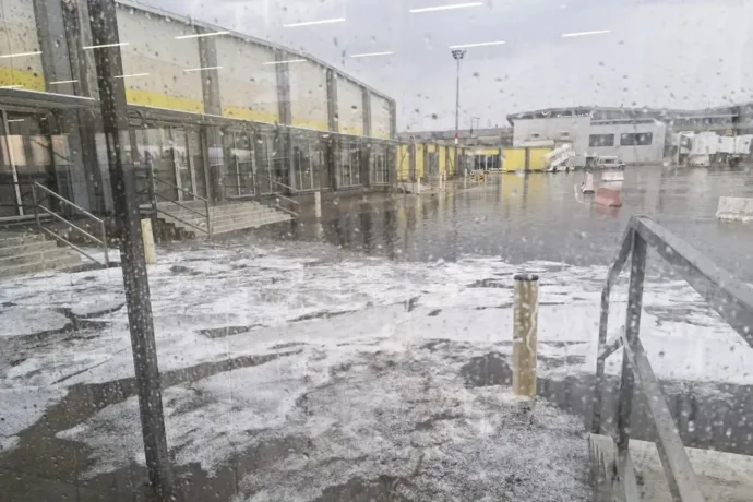 Újra mindkét futópályával üzemel a korábban a vihar miatt lezárt budapesti repülőtér