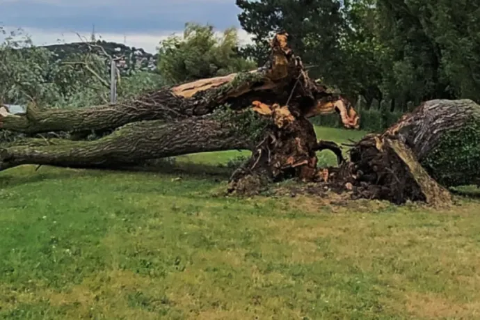 137,2 km/órás széllökést is mértek, és még nincs vége