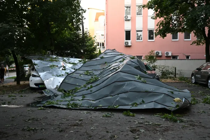 Letépte az orkánerejű szél a Szegedi Tudományegyetem egyik épületének tetejét, ami a nyugdíjas lakócentrumra zuhant