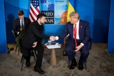 Trump előbb felfüggesztette a katonai szállítmányokat, most viszont még több fegyvert küldene Ukrajnába