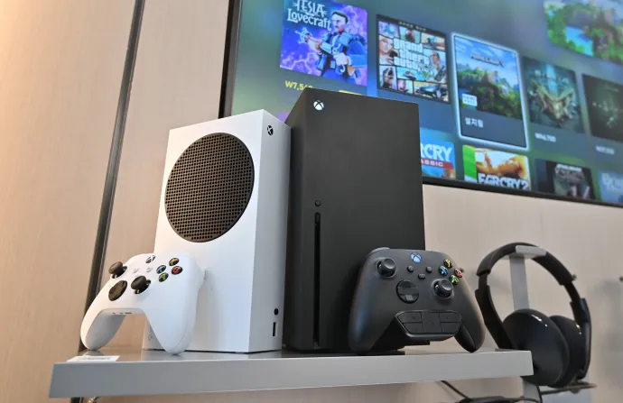 A 2020-ban bemutatott Xbox Series X (fekete) és Series S (fehér) konzolok – Fotó: Jung Yeon-Je / AFP