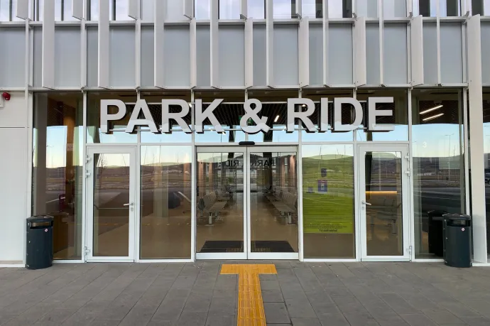 Olcsóbb lett a parkolás a kolozsvári reptér melletti park&ride-nál
