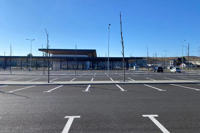 Olcsóbb lett a parkolás a kolozsvári reptér melletti park&ride-nál
