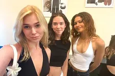 Zendaya a parfüméria után egy kávézóba is beugrott Budapesten