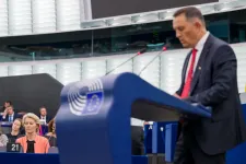 Simion választási veresége miatt indíthatott bizalmatlansági indítványt az Európai Bizottság ellen az AUR egyik képviselője