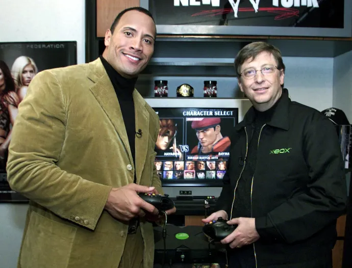 Dwayne "The Rock" Johnson és Bill Gates a Microsoft elnöke 2001. november 14-én New Yorkban az Xbox bemutatója alkalmából tartott rendezvényen – Fotó: Jeff Christensen / AFP