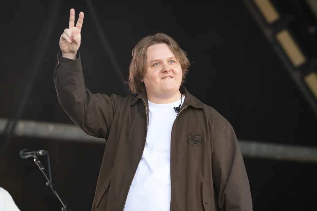 Lewis Capaldinak a terápia segített abban, hogy Tourette-szindrómásként visszatérjen a színpadra – Forrás: Telex.hu