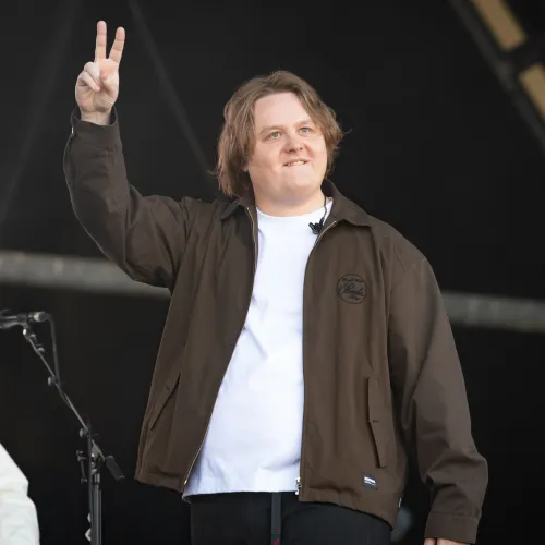 Lewis Capaldinak a terápia segített abban, hogy Tourette-szindrómásként visszatérjen a színpadra