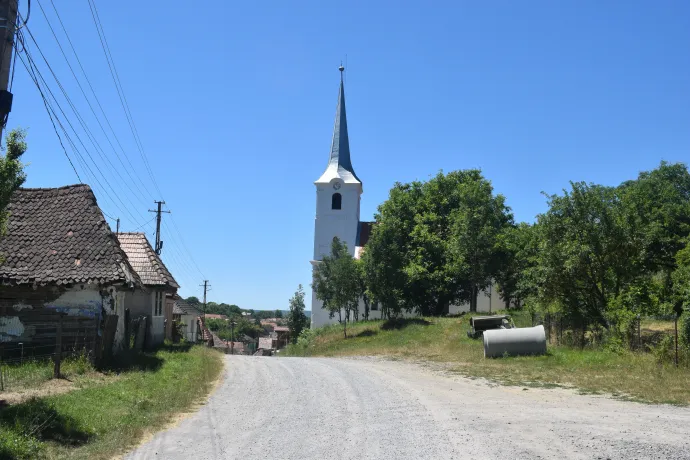 Petek nemrég felújított református temploma, az udvaron egy faragott Nagy-Magyarország térképpel – Fotó: Tőkés Hunor / Transtelex
