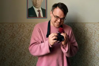 Masírozás a folyosón, gránátdobás a szünetben – így programozzák át a gyerekeket Oroszországban