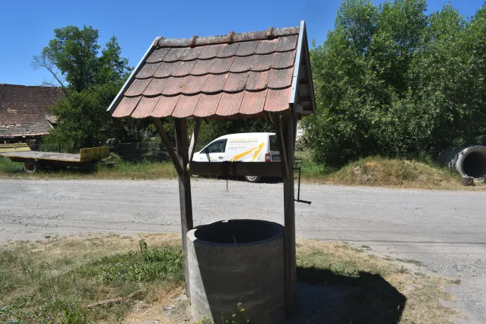 Közkút, amin nincs se lánc, se vödör, de Kányád önkormányzata működőképesként tartja számon és egy vízcsap, amin rég nem folyik víz – Fotó: Tőkés Hunor / Transtelex
