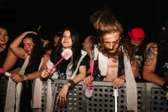 Az egyik legmetálabb metálfesztiválon mobilvécével crowdsurfölnek