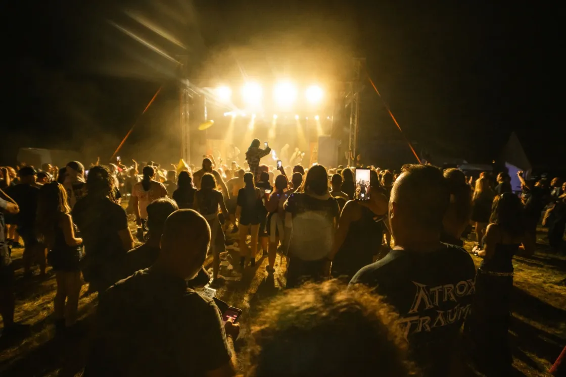 Az egyik legmetálabb metálfesztiválon mobilvécével crowdsurfölnek