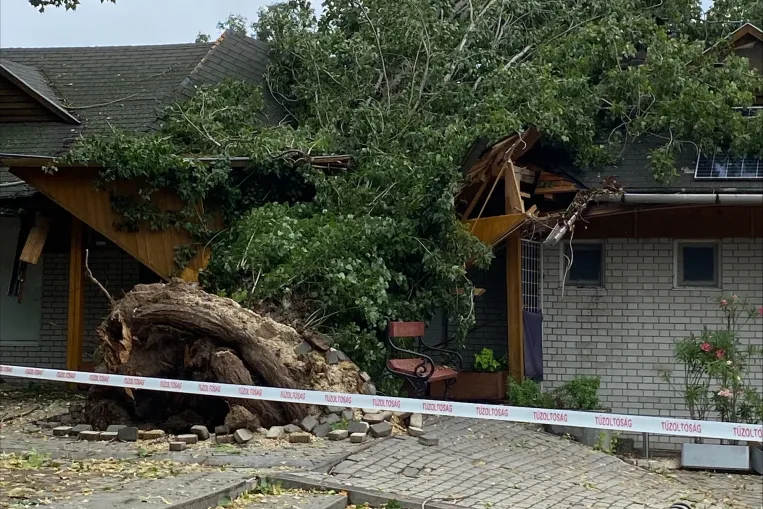 Huge thunderstorms wreak havoc throughout Hungary