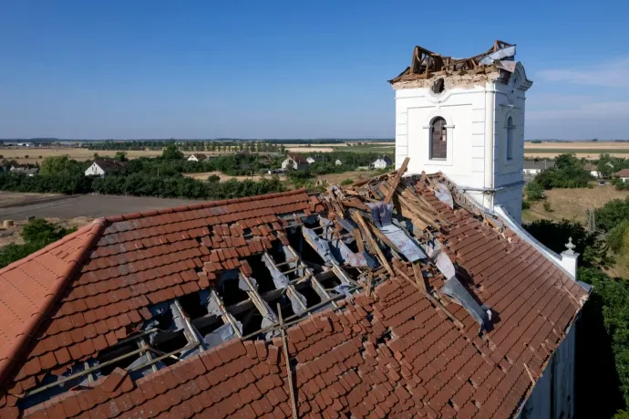 The roof and tower of a Reformed church in the village of Sáp the day after the storm on 8 July – Photo: Zsolt Czeglédi / MTI