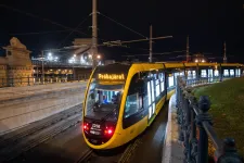 Jönnek az új CAF villamosok, de nem férnek fel a hídra és a rakparti viaduktra