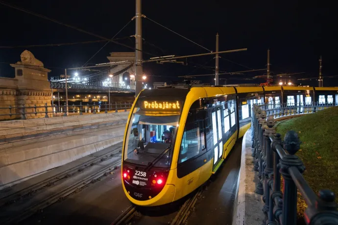 Jönnek az új CAF villamosok, de nem férnek fel a hídra és a rakparti viaduktra