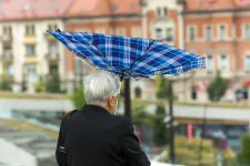 Megérkezett a piros riasztás, Debrecenben már 130 km/órás széllökést is észleltek