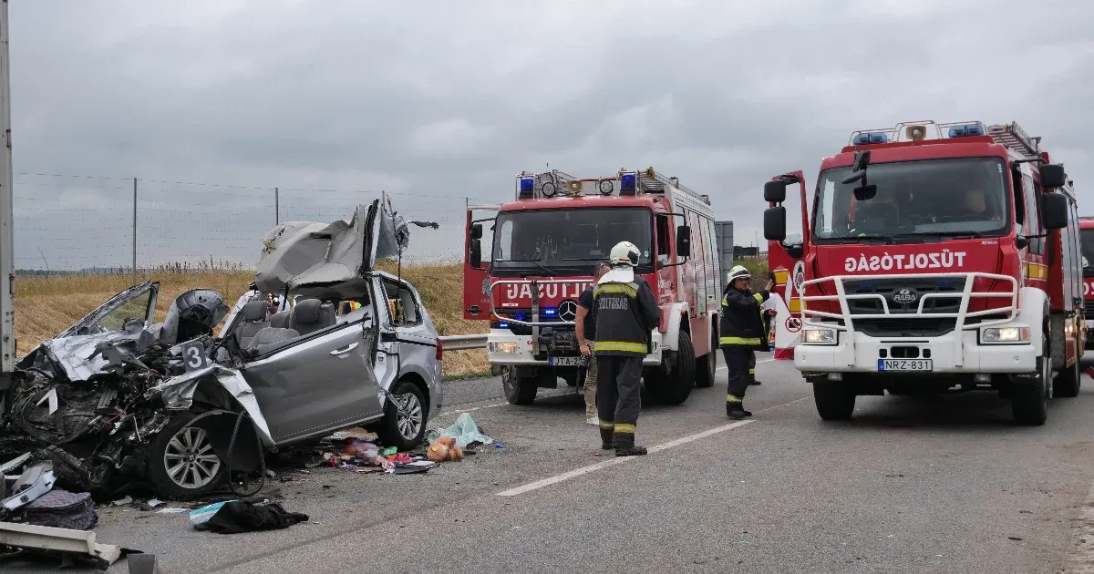 Kamion és autó ütközött az M1-esen, egy gyerek és három felnőtt meghalt