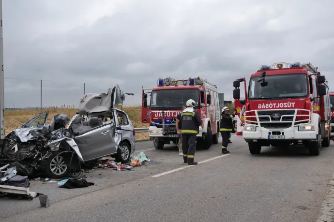 Kamion és autó ütközött az M1-esen, egy gyerek és három felnőtt meghalt