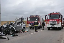 Kamion és autó ütközött az M1-esen, egy gyerek és három felnőtt meghalt