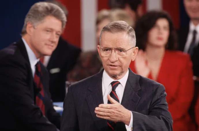 Ross Perot az elnökjelölti vitán, háttérben Bill Clinton – Fotó: Wally McNamee / Corbis / Getty Images