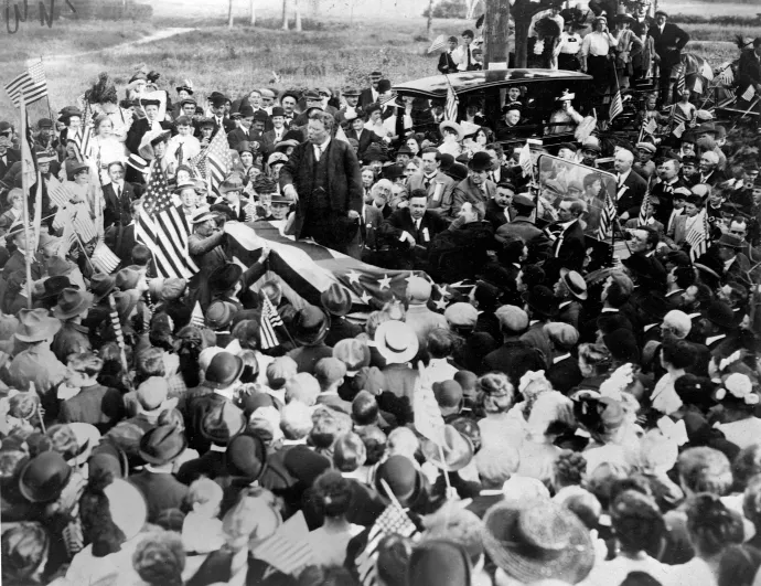 Teddy Roosevelt egy kampányeseményen 1912-ben – Fotó: Library of Congress / Corbis / VCG / Getty Images