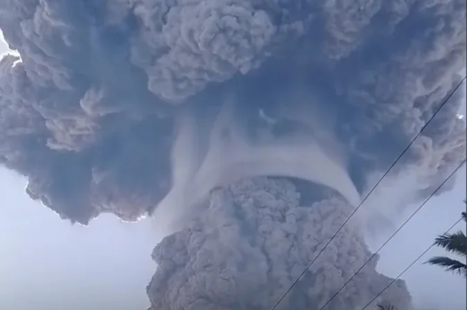 Hatalmas hamufelhővel kitört az indonéziai Laki-laki tűzhányó