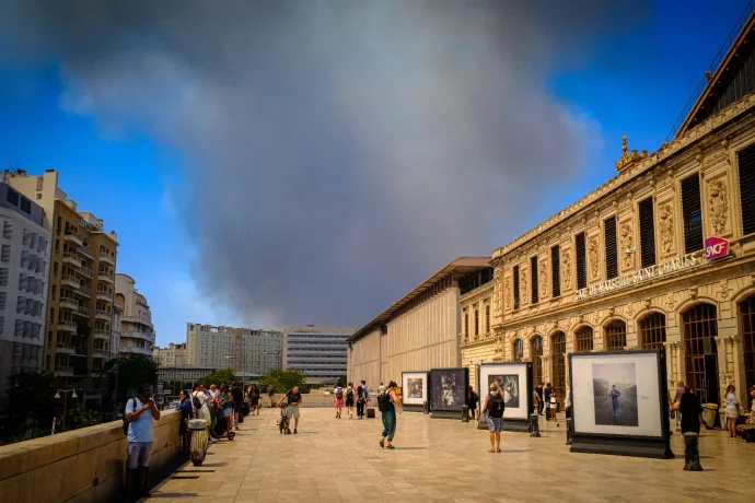 Leállt a repülőtér is Marseille-ben a város körül pusztító erdőtűz miatt