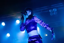 Ez az ingercunamival felérő show mintha egy párhuzamos univerzumból érkezett volna