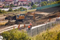 Nem csak a késés, hanem fizikai akadályok is nevetségessé teszik a kolozsvári metróprojektet