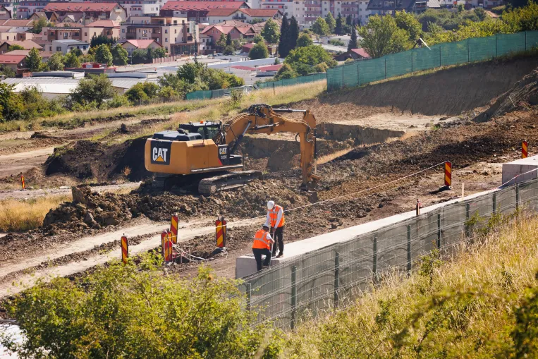Nem csak a késés, hanem fizikai akadályok is nevetségessé teszik a kolozsvári metróprojektet