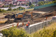 Nem csak a késés, hanem fizikai akadályok is nevetségessé teszik a kolozsvári metróprojektet