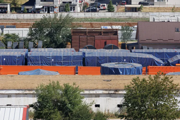 A vakondok (alagútfúrók) alkatrészei még ponyvákba csomagolva várják, hogy majd egyszer összeszereljék őket az indítóaknában – Fotó: Gozner Gertrud / Transtelex