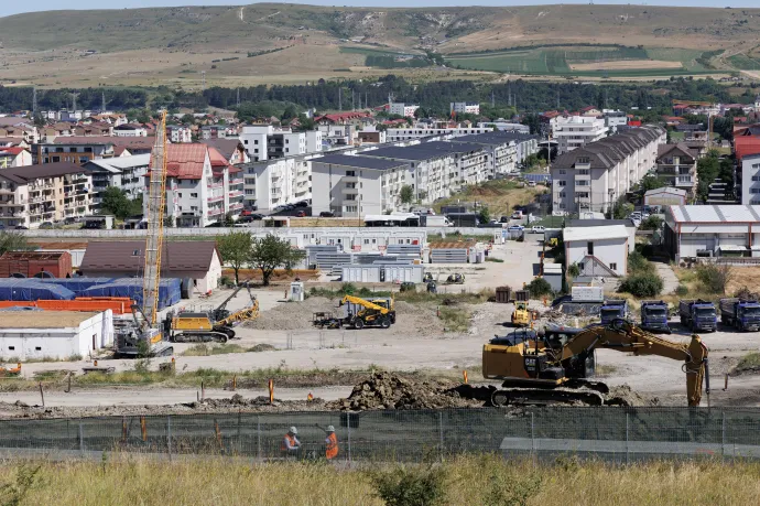 Úgy tűnik, az eddig egyedül dolgozó cölöpfúró daru mellé egy másodikat is beüzemelnek (a gépek a kép bal oldalán) – Fotó: Gozner Gertrud / Transtelex
