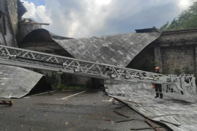 Heves vihar bénította meg Sinaia térségét: 14 sérült, turisták rekedtek a hegyen