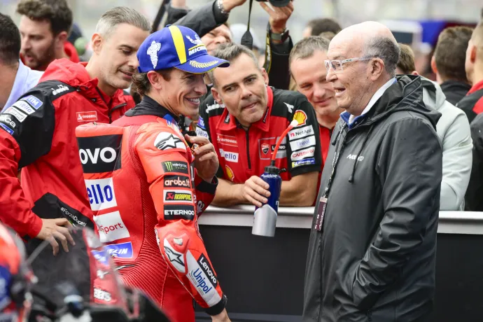 A nyolcszoros világbajnok Marc Marquez és Carmelo Ezpeleta a francia versenyhétvégén Le Mans-ban, 2025. május 11-én – Fotó: Gold & Goose Photography / Getty Images