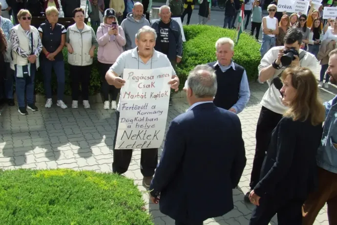 Lázár milliárdos kártalanítást ígért a marhatetemek miatt, a polgármester szerint azóta ghostolja Bábolnát